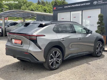 Car image 4