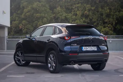 Car image 4