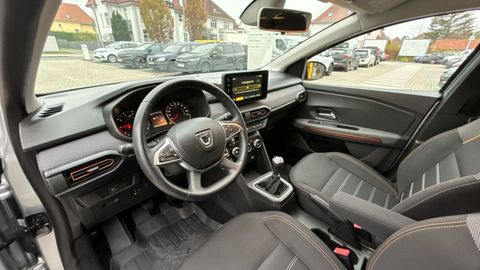 Car image 12