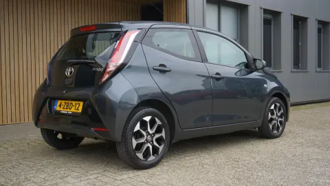 Car image 4