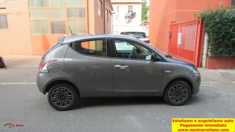 Car image 4
