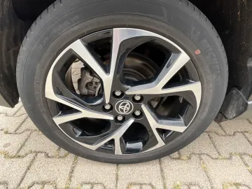 Car image 18