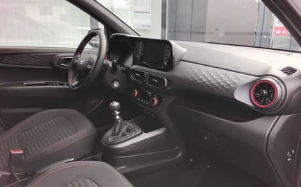 Car image 12