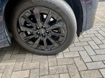 Car image 18