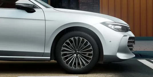 Car image 13
