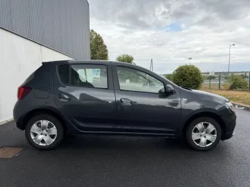 Car image 4