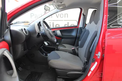 Car image 4