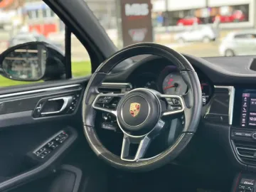 Car image 32