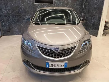 Car image 3