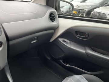 Car image 30