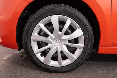 Car image 19