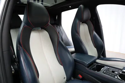 Car image 30