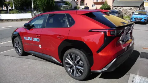 Car image 4