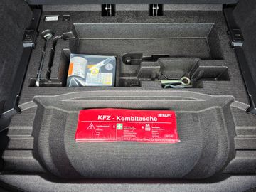 Car image 30
