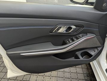 Car image 37