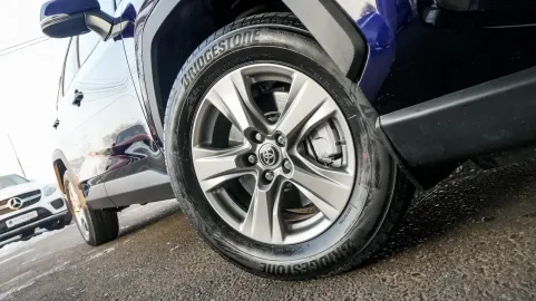Car image 30