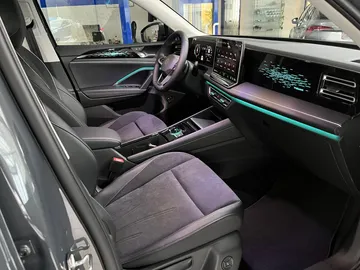 Car image 30