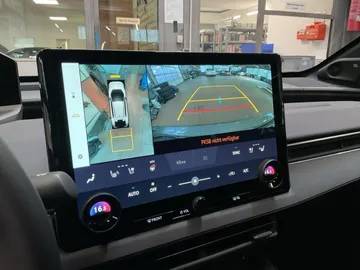 Car image 25