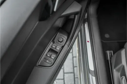 Car image 33