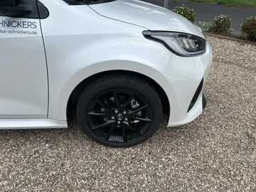Car image 9