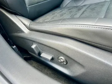 Car image 30