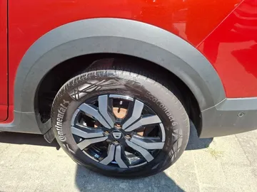 Car image 13