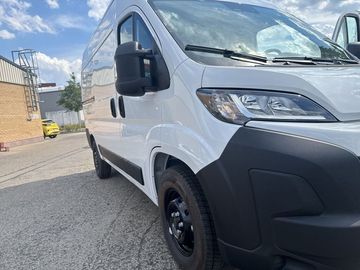 Car image 24