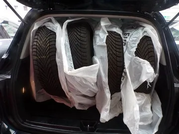 Car image 25