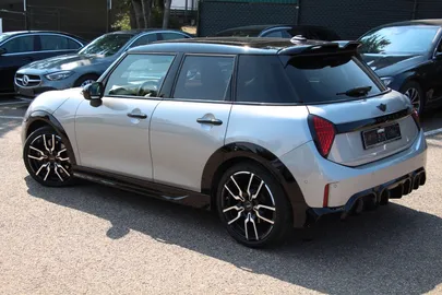 Car image 16