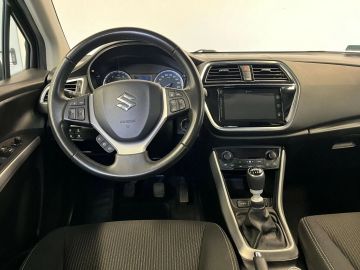 Car image 14