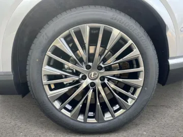 Car image 26