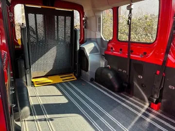 Car image 9