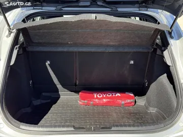 Car image 19