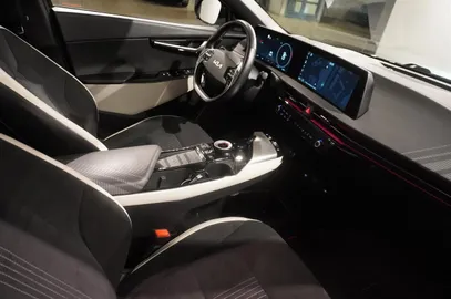 Car image 14