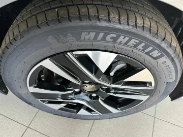 Car image 26