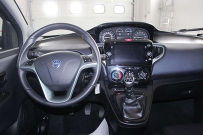 Car image 11