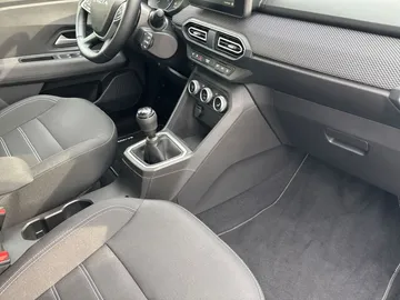 Car image 16