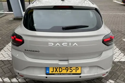 Car image 4