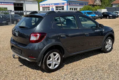 Car image 4