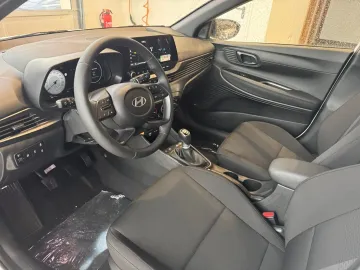 Car image 17