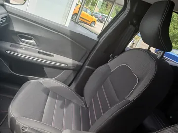 Car image 30