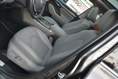 Car image 30