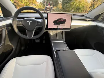 Car image 17
