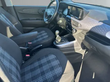 Car image 18