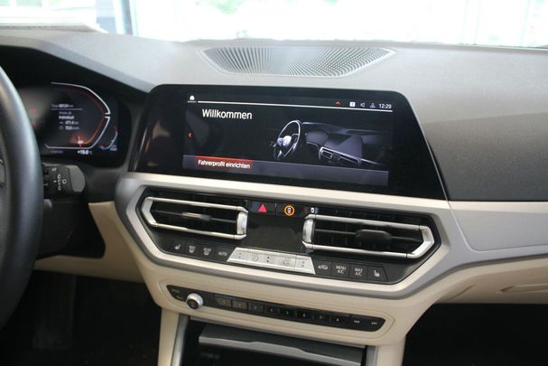 BMW 330i Touring xDrive Advantage 190 kW image number 9