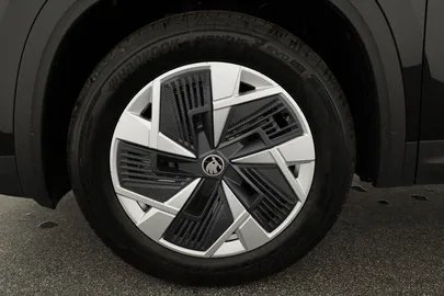Car image 26