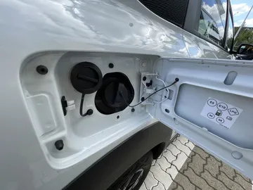 Car image 32