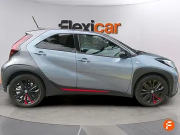 Car image 4