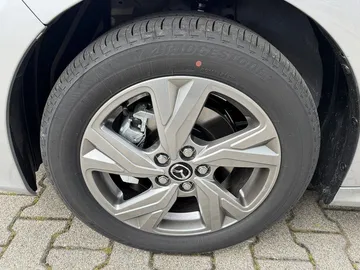 Car image 13