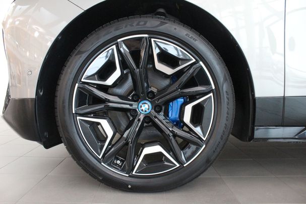 BMW iX xDrive40 241 kW image number 5